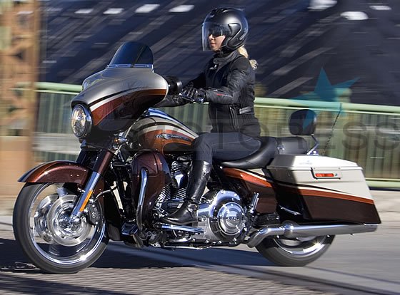 Harley-Davidson CVO Street Glide Ride Review on MOTORESS